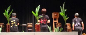 自流の花型を生ける 左から　新藤先生、大野先生、横地