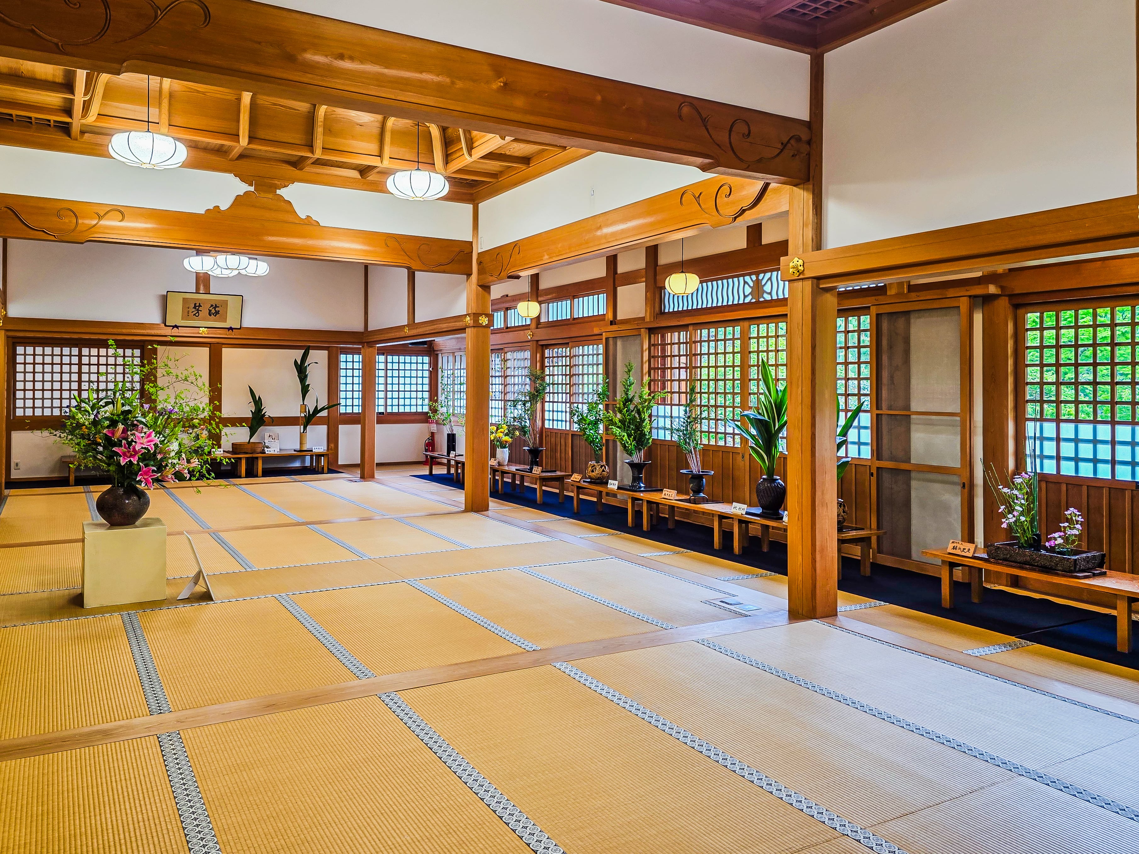 華道相阿彌流『開祖相阿彌眞相没後500年記念華展』展示風景:松嶺院本堂ご本尊様向かい側の展示風景