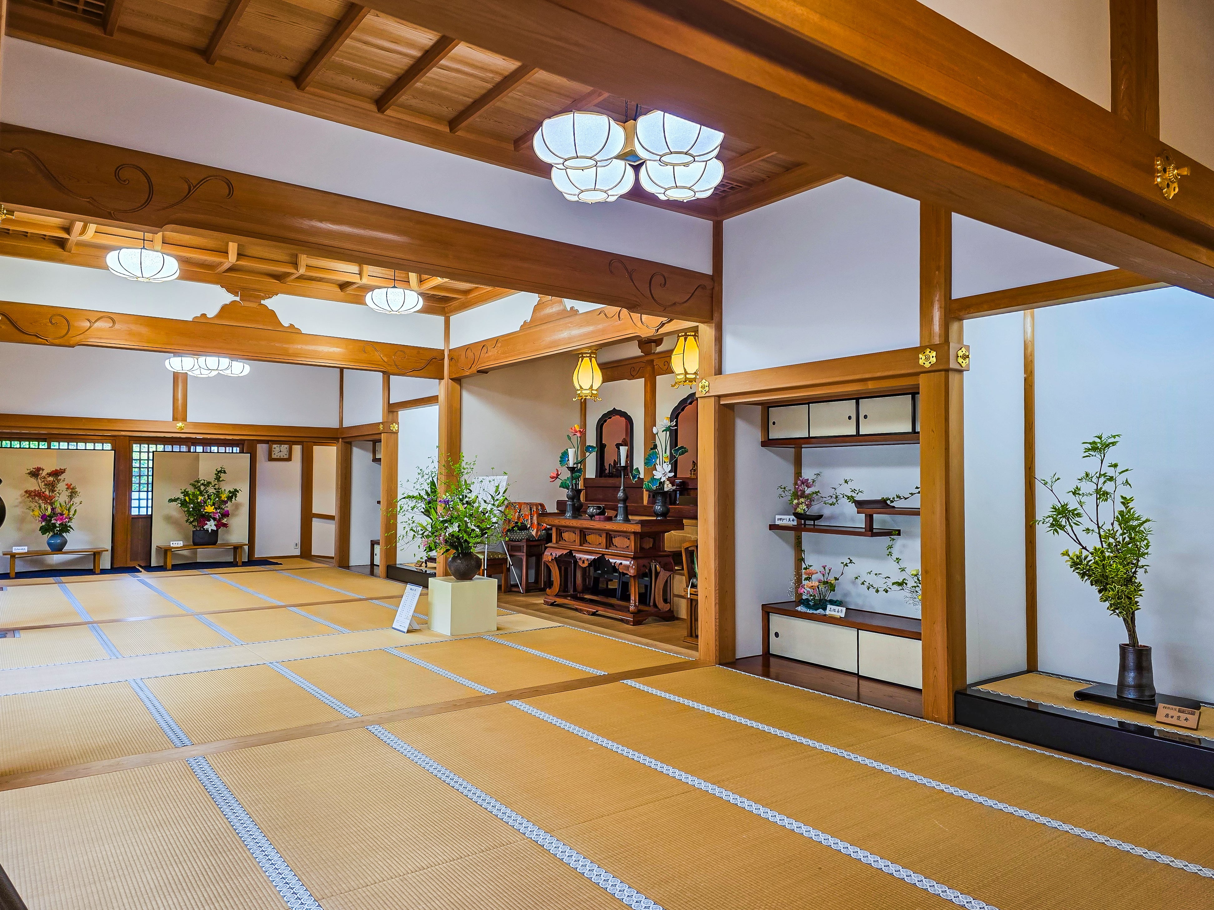 華道相阿彌流『開祖相阿彌眞相没後500年記念華展』展示風景:松嶺院本堂のご本尊様側を望む。